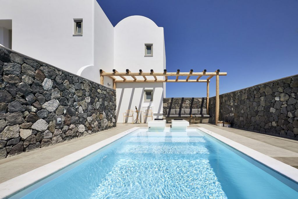 luxury suites santorini