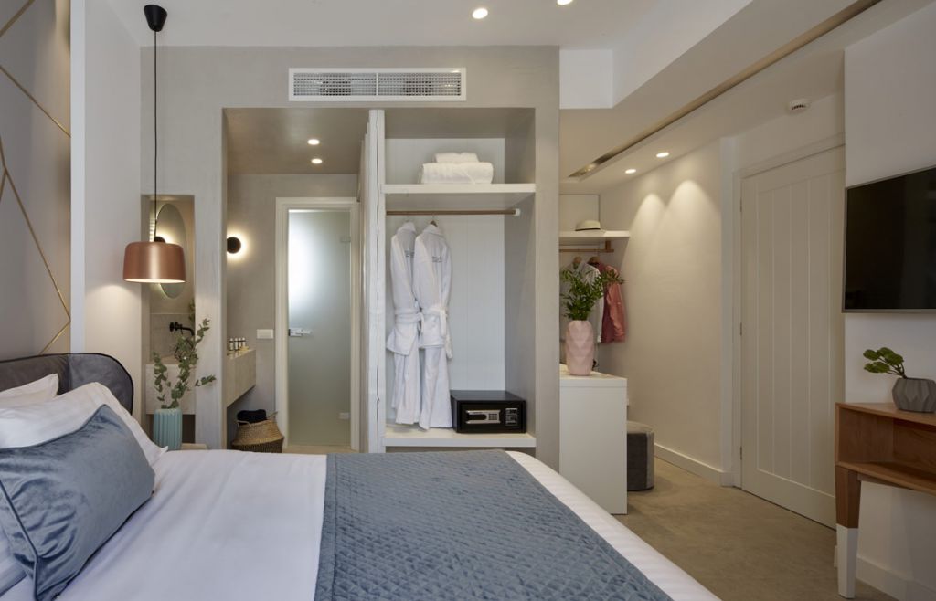 luxury suites santorini