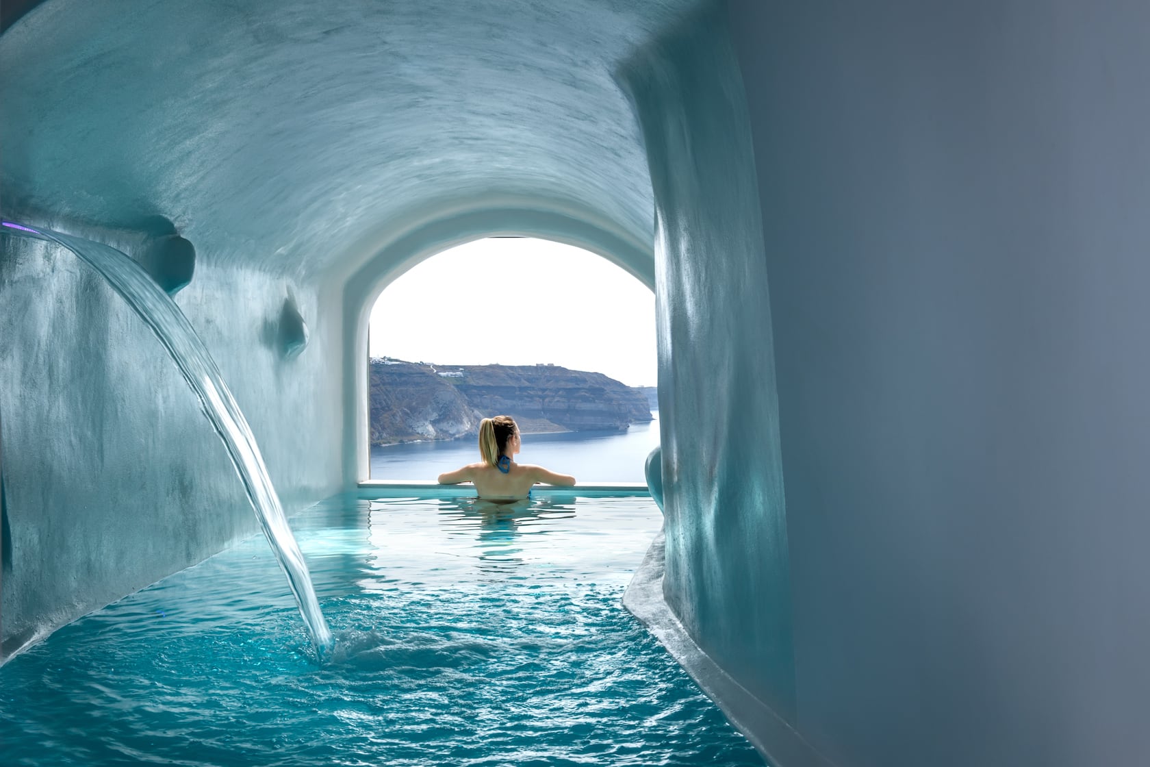 luxury suites santorini jacuzzi