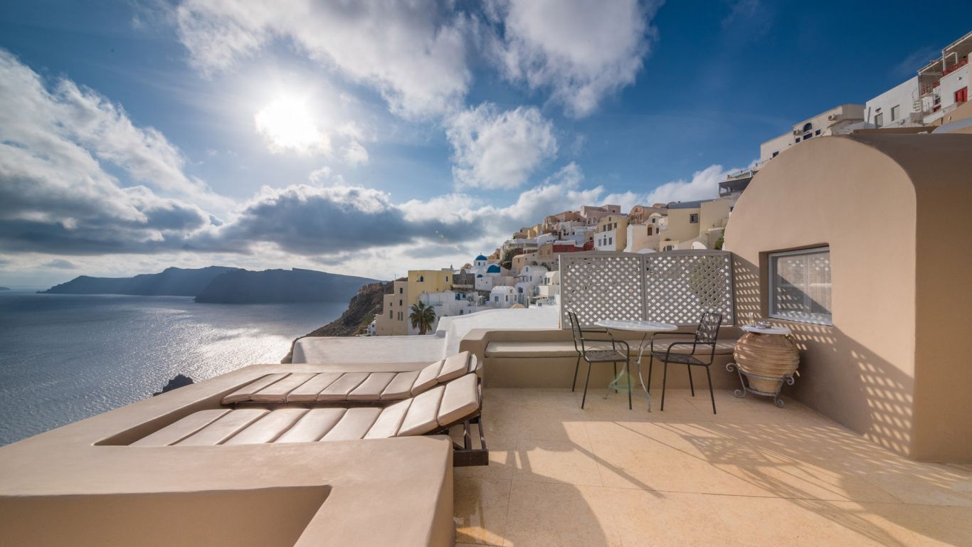 oia luxury suites jacuzz