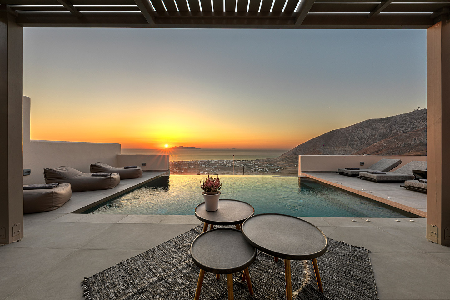 santorini luxury villas pyrgos