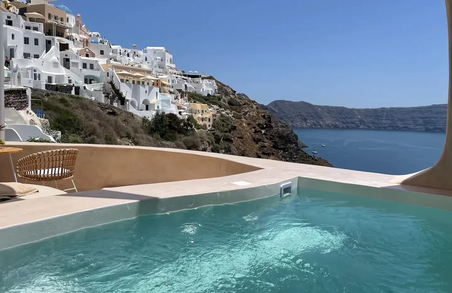 jacuzzi pools villas oia