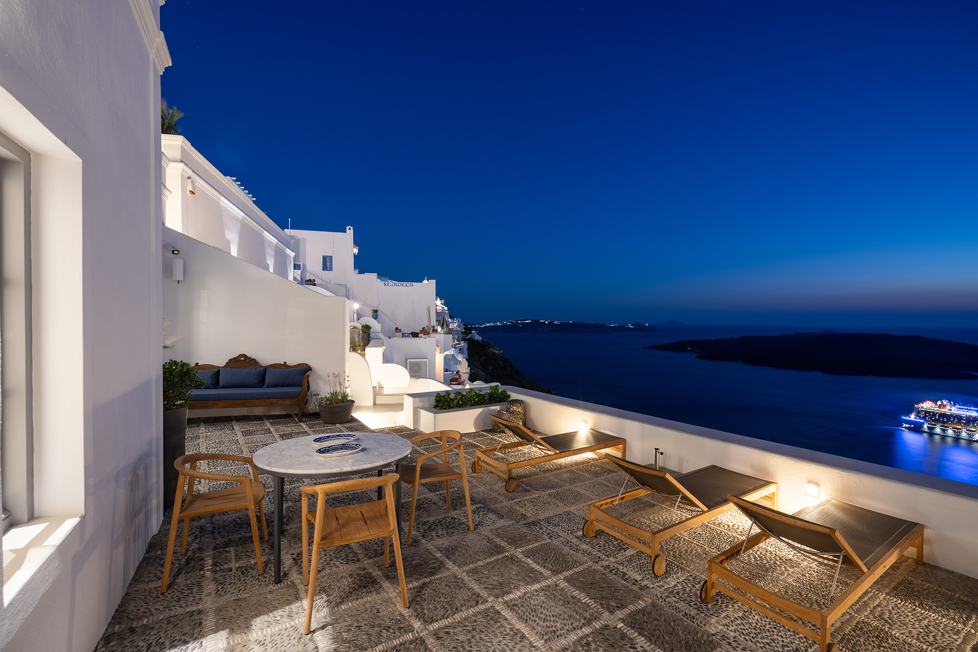 fira intimate retreat views