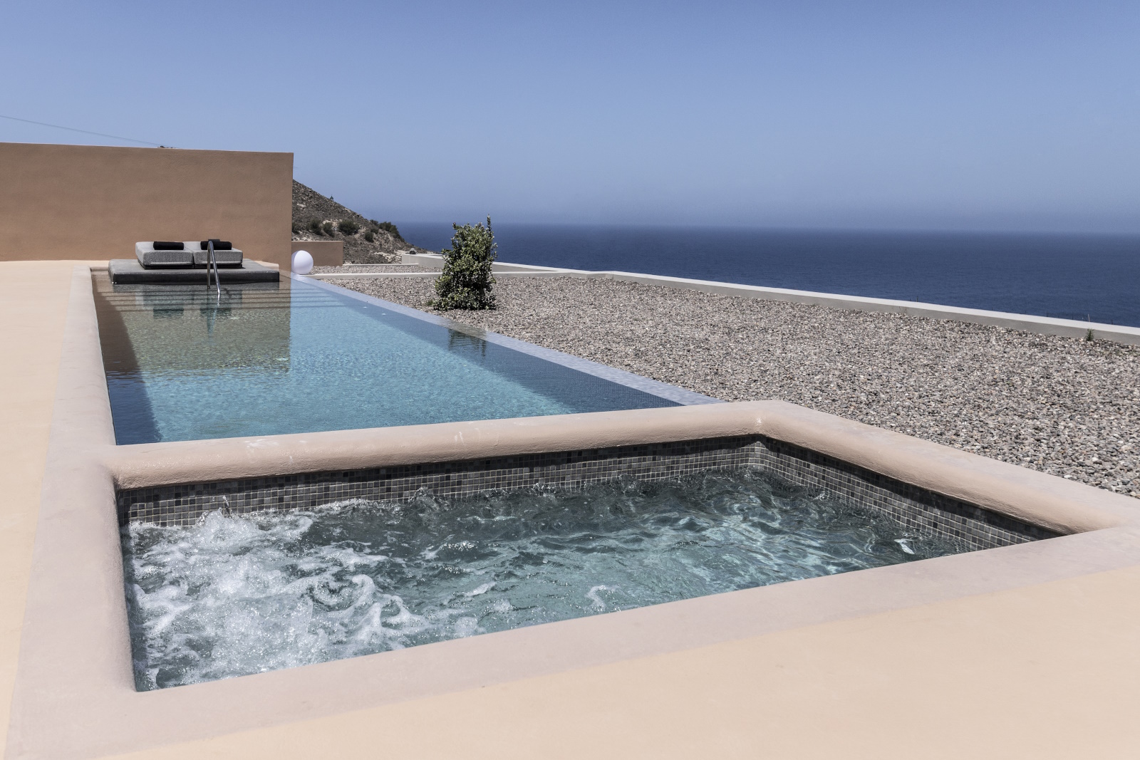 serena villas akrotiri santorini pool jacuzzi